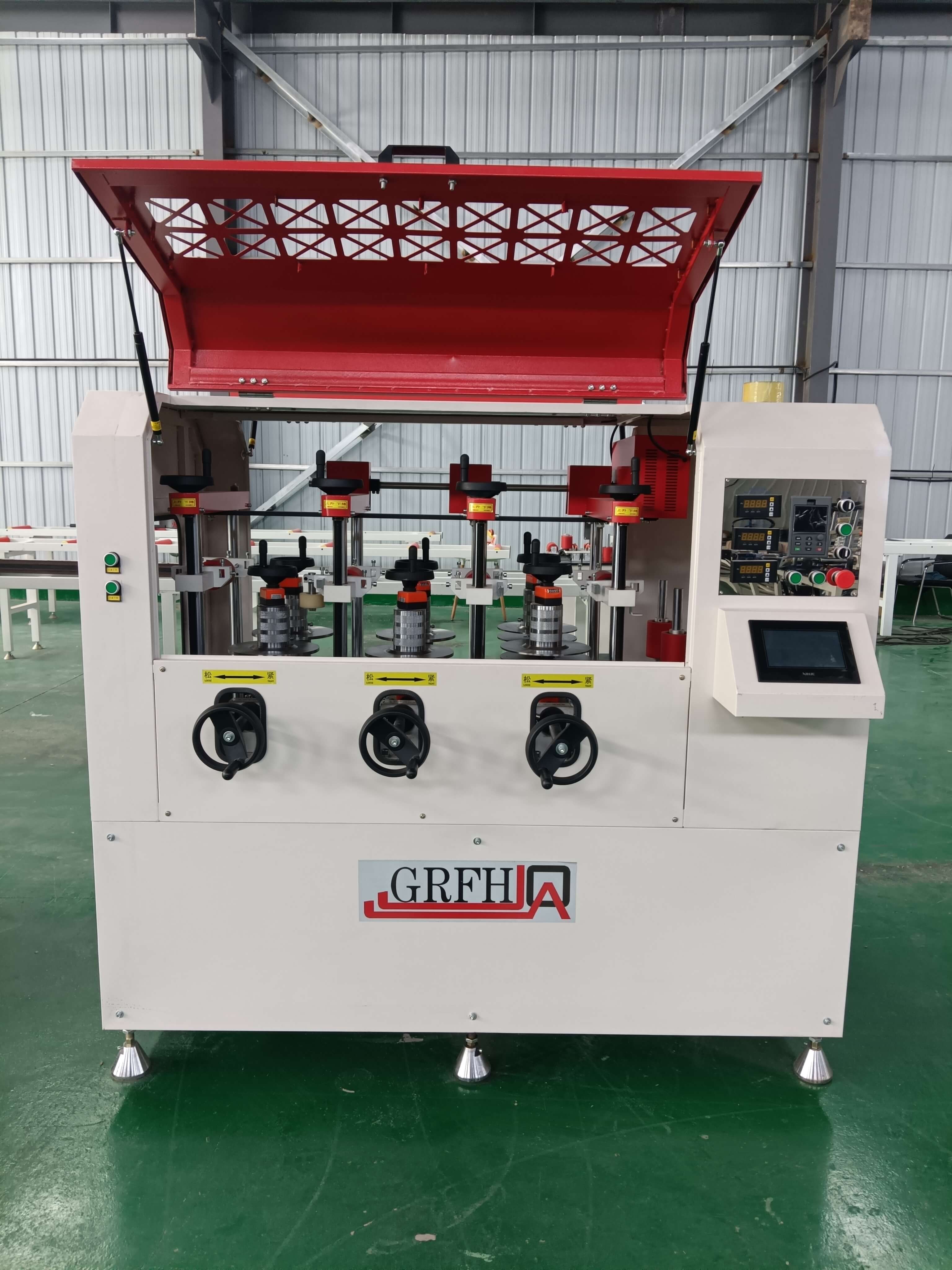 斷橋鋁滾壓復(fù)合機(jī)在建筑行業(yè)的具體應(yīng)用